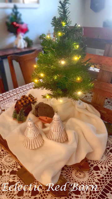 Picket Fence as a Christmas Centerpiece. Share NOW. #centerpiece, #Christmas decor, #Decoratiing, #eclecticredbarn, #holiday decor